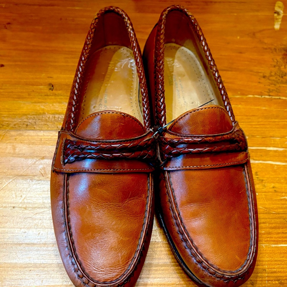 Allen Edmonds Tan Leather Slip-Ons. Sharp woven brown leather slip ons.‎ Size: 9
